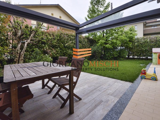 Verderio (LC); villetta angolare con giardino privato.