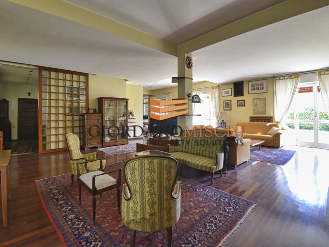 ESCLUSIVO AMPIO APPARTAMENTO IN VILLA SU TRE LIVELLI