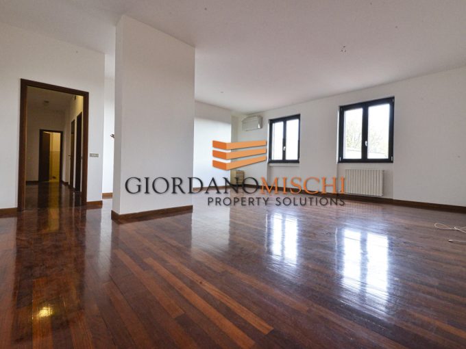 Monza — Isola pedonale – ampio quadrilocale con box in contesto signorile