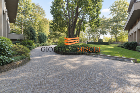 Cortile paesaggistico con vialetto in ciottoli